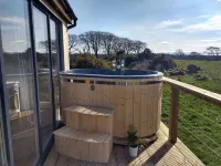 Cleeves Cabins, Arran Lodge with Hot Tub Luxury Hotels in West Kilbride