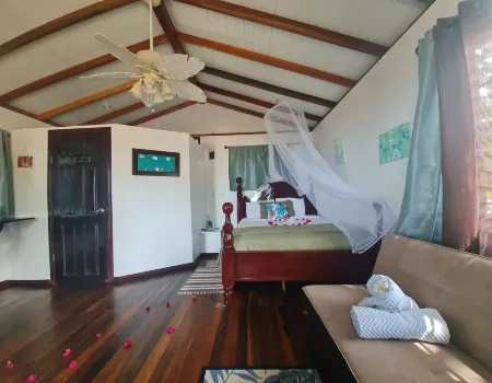 Seaside Chateau Resort Отели рядом с достопримечательностью «The Belize Sign Monument»