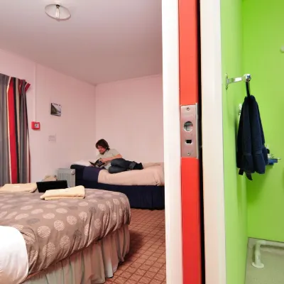 Tasman Bay Backpackers Hotels near Founders Park