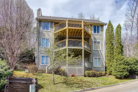 Tree Tops by HoneyBear Cabins Отели рядом с достопримечательностью «Little Mountain Church Village»