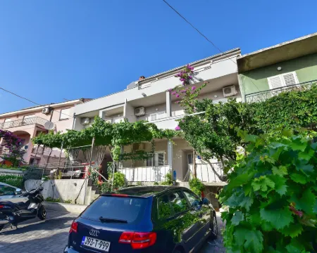 貝爾納達公寓酒店 Opcina Makarska酒店