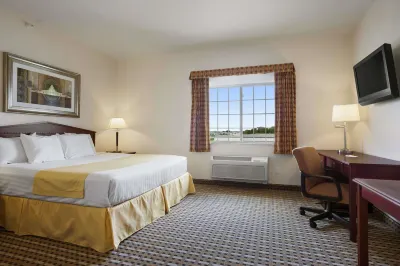 Days Inn & Suites by Wyndham Columbus NE Hotel di Columbus