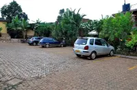 Ropani Hotel - parking