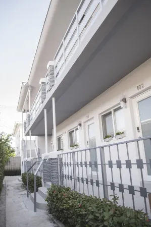 Sobe Lux Отели рядом с достопримечательностью «Art Center - Richard Shack Gallery»