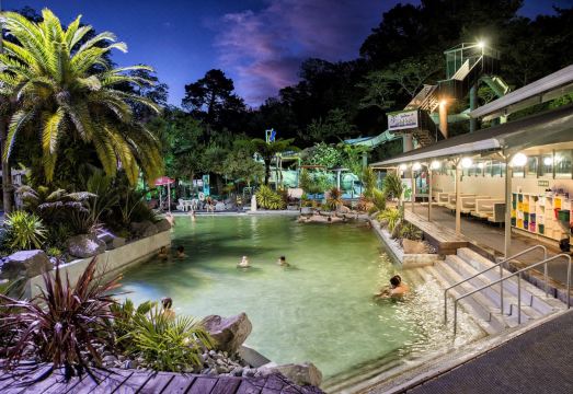 데브렛츠 온천 풀