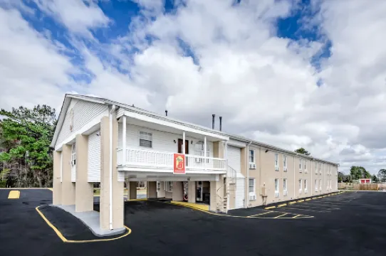 Super 8 by Wyndham Manning Hotels in Clarendon County