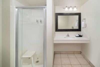 ウォークインシャワー付きキングサイズベッドのバリアフリールーム ベストウエスタン レッド ヒルズの写真