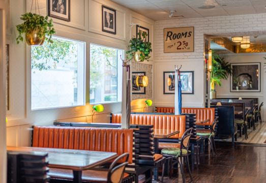 비벌리 힐스 호텔 수영장 전경