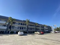 Days Inn by Wyndham Ontario Airport - Motels