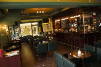 Queen's Hotel - Zebra Centre