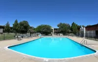 Quality Inn on Historic Route 66 - Pools