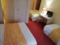Le Chalet Fleuri Hotel dekat Dungeon Gouzon