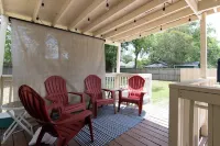 Tomball Craftman Cottage Hotels near Tomball Parkway Plaza