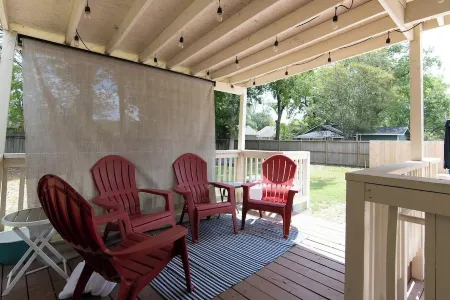 Tomball Craftman Cottage Отели в г. Томбал