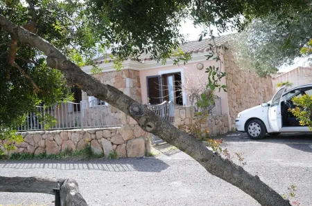 San Teodoro Center Villa with Parking Space and Private Garden Отели рядом с достопримечательностью «Parco pubblico con giochi per i bambini»