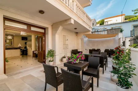 Hedera Residences - Kumbor Отели в г. Sutorina