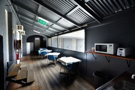 Commercial Hotel Отели рядом с достопримечательностью «Charters Towers Visitor Information Centre»