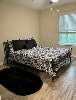 Home away from home cozy apt close to airport