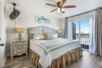 Lagoon Landing 202- Beautifully Decorated Condo With Balcony Pool Steps to Beach Lagoon