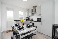 Modern 3 Bed House-Free Parking
