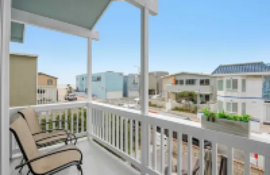 Topside Newport Rooftop Balcony + Ocean Views + Walk to Pier, Marina Village