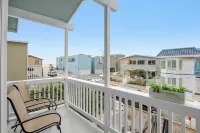 Topside Newport Rooftop Balcony + Ocean Views + Walk to Pier, Marina Village
