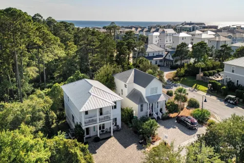 Gulf Coast Gem by Avantstay 3 Blocks to Beach & Town Plaza Community Pool