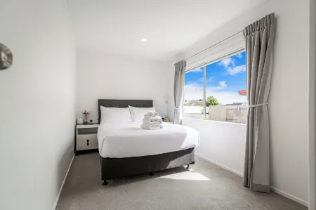 Spacious Renovated 3Br in Ellerslie I Zodiak Stays Отели рядом с достопримечательностью «Стадион Маунт смарт»