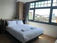 N5 Ratchawong Hostel Hotels near Ratchawong Pier