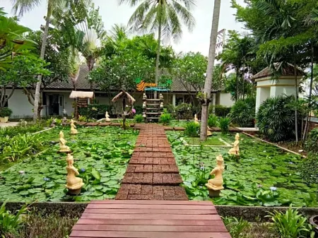 Golden Pine Beach Resort Отели рядом с достопримечательностью «Wat Wang Yao»