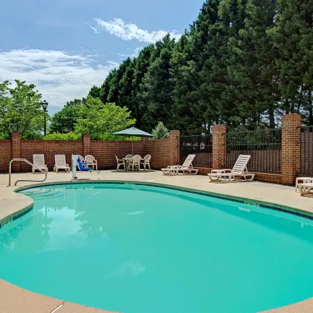 Days Inn & Suites by Wyndham Hickory