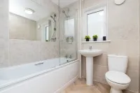 3 Bedroom House-Private Parking Отели в г. Бонниригг