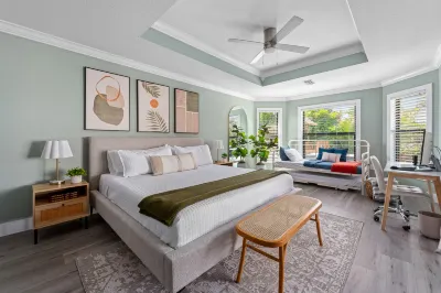 Pool, Hot Tub and Adventure Courts - Stunning Waterfront Oasis 브레이든턴 호텔