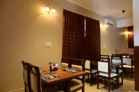 RIDHIS FAMILY RESTAURANT Hotels in Gonikoppal