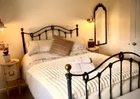 18th Century Cosy Cottage with Stunning Views Hotels in Charlecote
