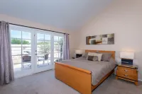 PRIVATE CONTEMPORARY HOME WITH BREATHTAKING MOUNTAIN VIEWS Hotel dekat Philabaum Glass Gallery