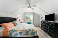 Private Pool and Hot Tub, Steps to beach, Pet Friendly with fenced in yard!