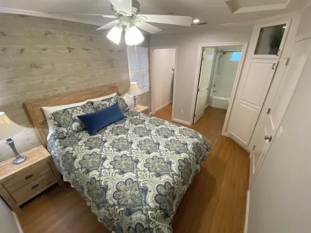 Clean Penthouse with Balcony Отели рядом с Аэропорт Боб Хоуп