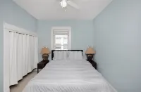 Blue Bungalow with 2 bedrooms, WiFi, AC in peaceful South Bend