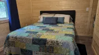 Cozy 2-BR cabin with bonus loft bedroom by the Wine Trail in the Shawnee Forest!