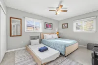 Pet Friendly. Minutes to Beaches. Charming 2-bedroom house in adorable Sarasota.