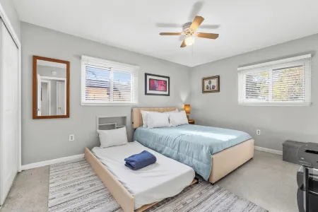 Pet Friendly. Minutes to Beaches. Charming 2-bedroom house in adorable Sarasota.