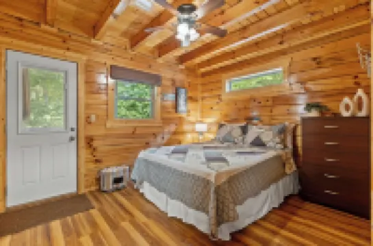 Red River Gorge Lakeside Cabin retreat! 4 bed 4 bath with a Hot Tub