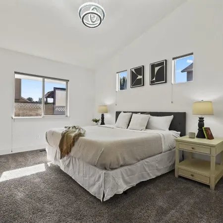 Modern 4BR w/ Hot Tub - Fire Pit - Stylish Stay