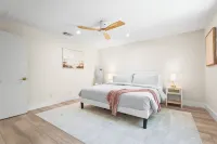 Coastal Hideaway: 2/1 guest house close to UTC! Hotels in Sarasota County