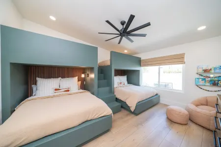 Luxury Pickleball Resort, Heated Pool,Spa & Firepit.  Sleeps 28 Near Marina