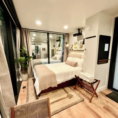 “Glass House3 - Modern Mirror Home w/ Hot-tub