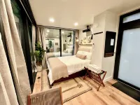 “Glass House1 - Modern Mirror Home w/ Hot-tub