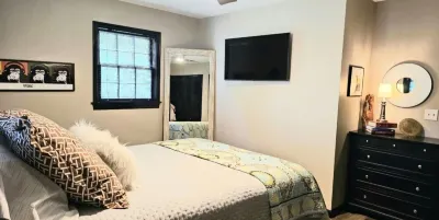 Meticulously Designed Home With Modern Vibe Conveniently Located in Jamestown NC 애덤스 팜 주변 호텔