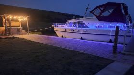 The Rose - 37ft Lakeside Yacht with Hot Tub